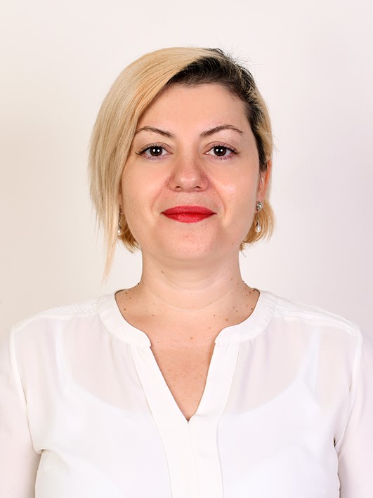 Zeliha Özata smiling.